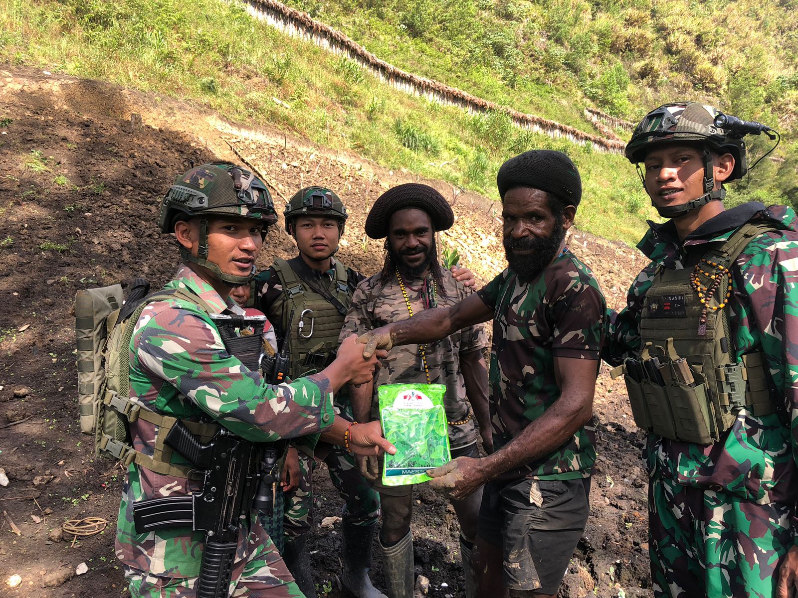 Patroli Rutin dan Bantu Petani Bercocok Tanam, Kehadiran Prajurit Koops Habema Disambut Antusias Petani Amugi