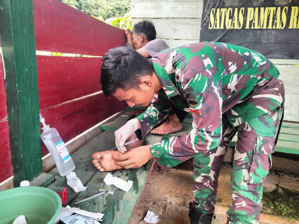 Cepat Tanggap Takes Satgas Yonif 122/TS dalam Bantu Warga Yang Alami Luka Saat Bekerja