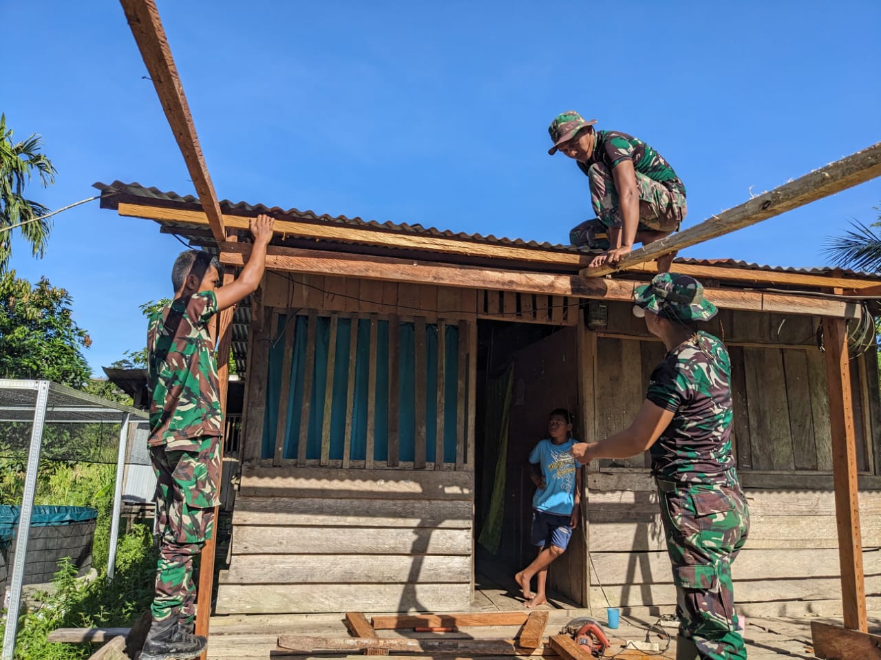 Satgas Yonif 122/TS Renovasi Rumah Masyarakat di Kampung Amyu Papua