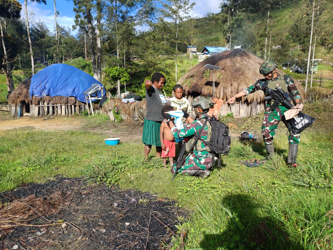 Satgas Yonif 323 Kembali Berikan Bantuan Pakaian Kepada Masyarakat Kampung Wuloni