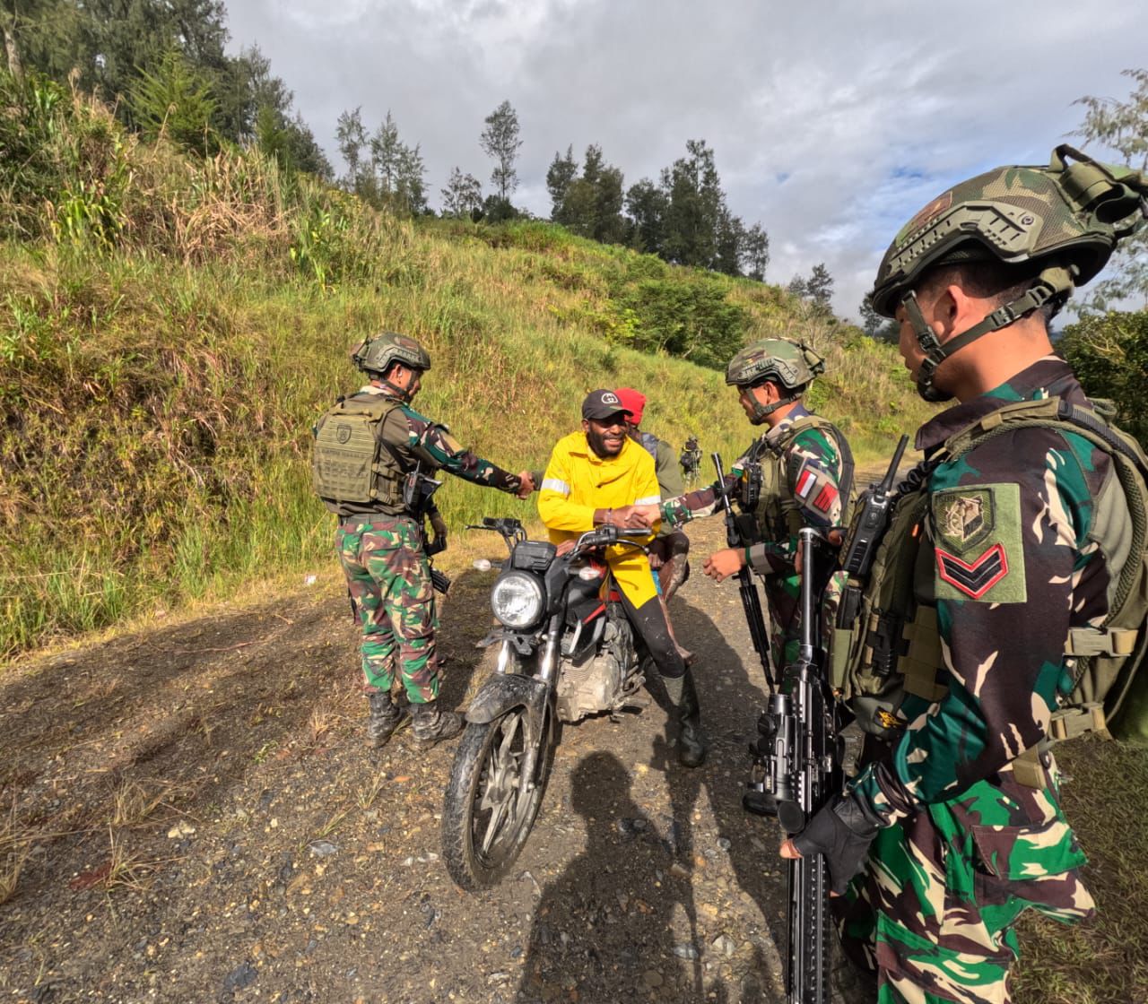 Pelayanan Kesehatan Kepada Masyarakat, Satgas TNI Sambangi Kampung Titigi Intan Jaya