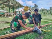 Pos Yetti Satgas Yonif 122/TS Bersama Masyarakat Laksanakan Karya Bhakti bangun Gapura Gereja GKI