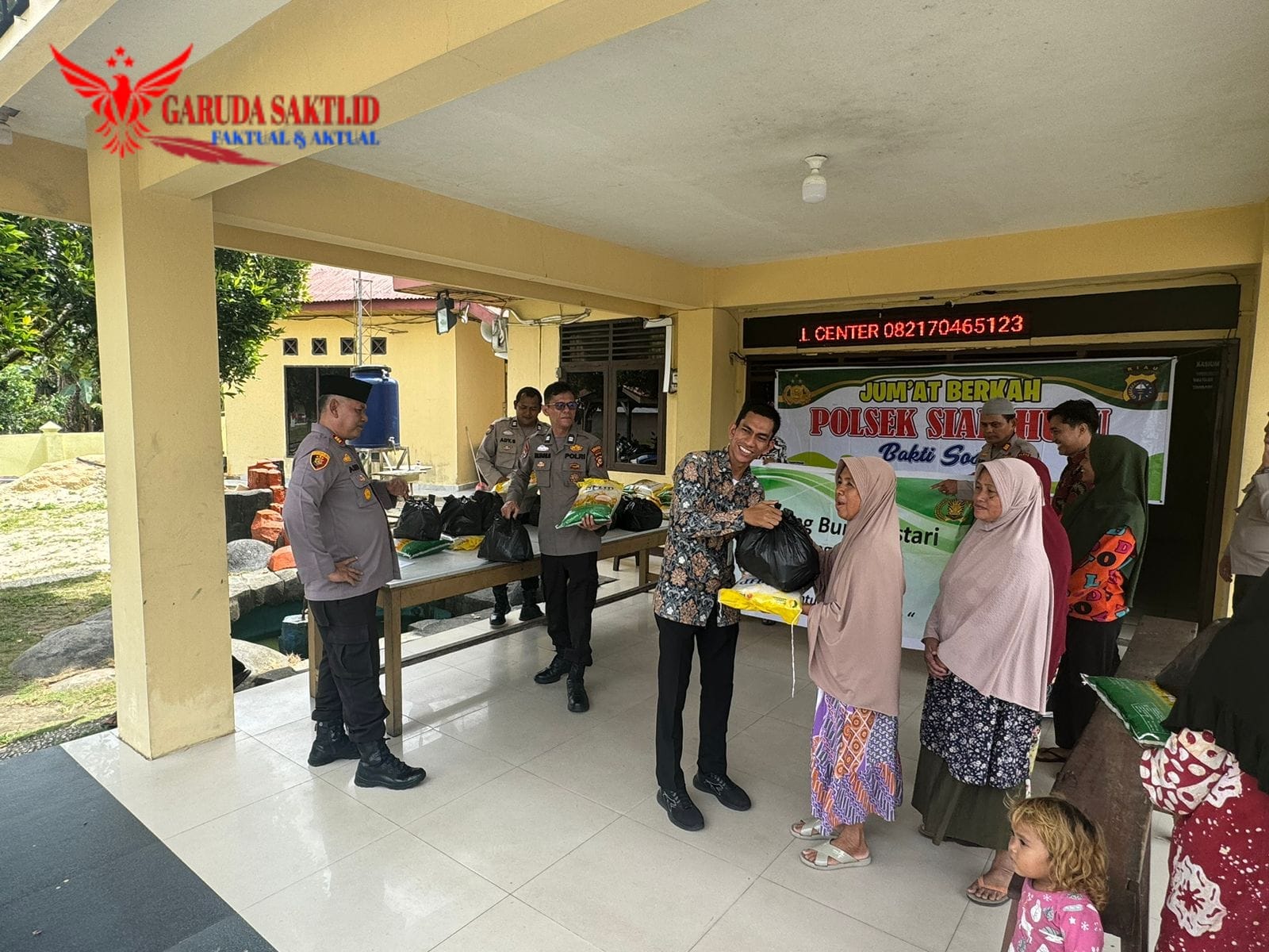 Polsek Siak Hulu Bersama PT. ABL Lakukan Giat Jum’at Curhat dan Berkah Sekaligus Berbagi Sembako