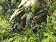 Ciptakan Kondisi Aman, Personel Satgas Yonif 122/TS Pos Komando Taktis Laksanakan Patroli di Sekitaran Pos