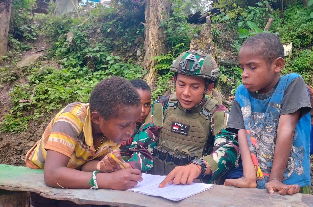 Bebas Buta Huruf, Satgas Mobile Buaya Putih Kostrad Ajari Baca Tulis di Sekolah Darurat