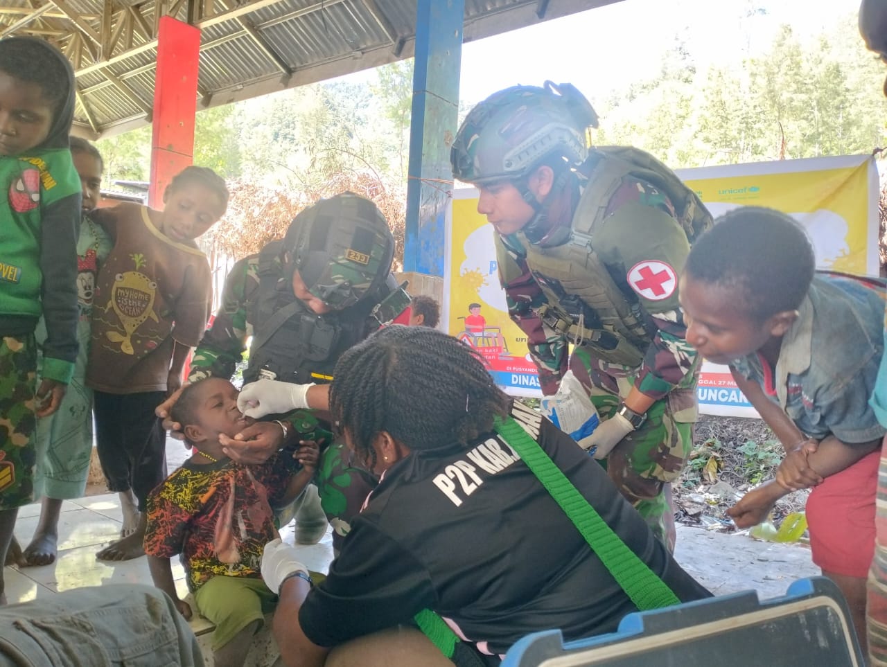 Satgas Yonif 323 Buaya Putih Cegah Polio Dengan Imunisasi di Pedalaman Papua