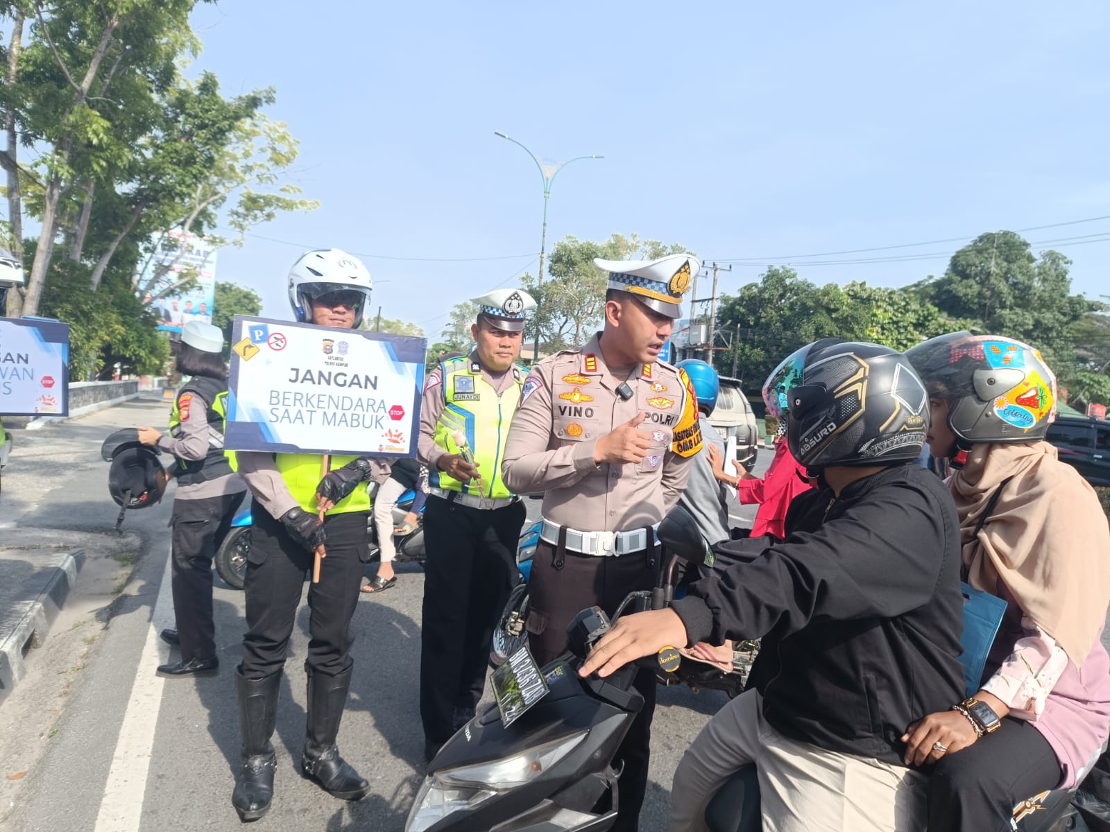 Sepekan Dilantik, Kasat Lantas Bagi-bagi Helm dan Ini Harapannya