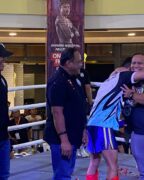 Dansat Brimob Polda Riau serahkan Sabuk Juara kepada Demanto di SKA SPORT Show