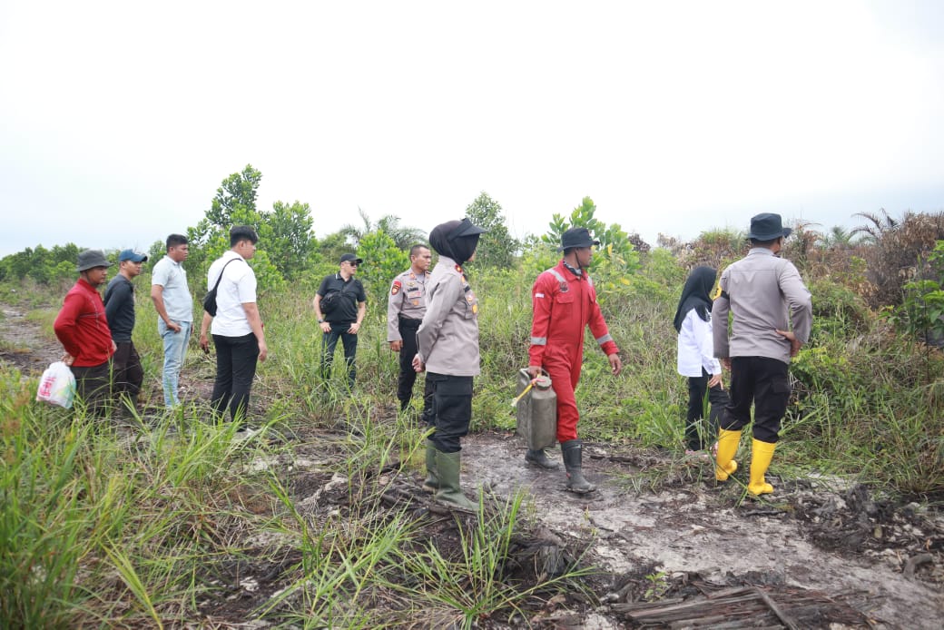 Kapolres Kampar Tinjau Langsung Pemadaman Karhutla di Desa Karya Indah