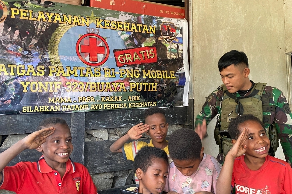 Ksatria Buaya Putih Ajak Anak-Anak Papua Bermain Sambil Belajar