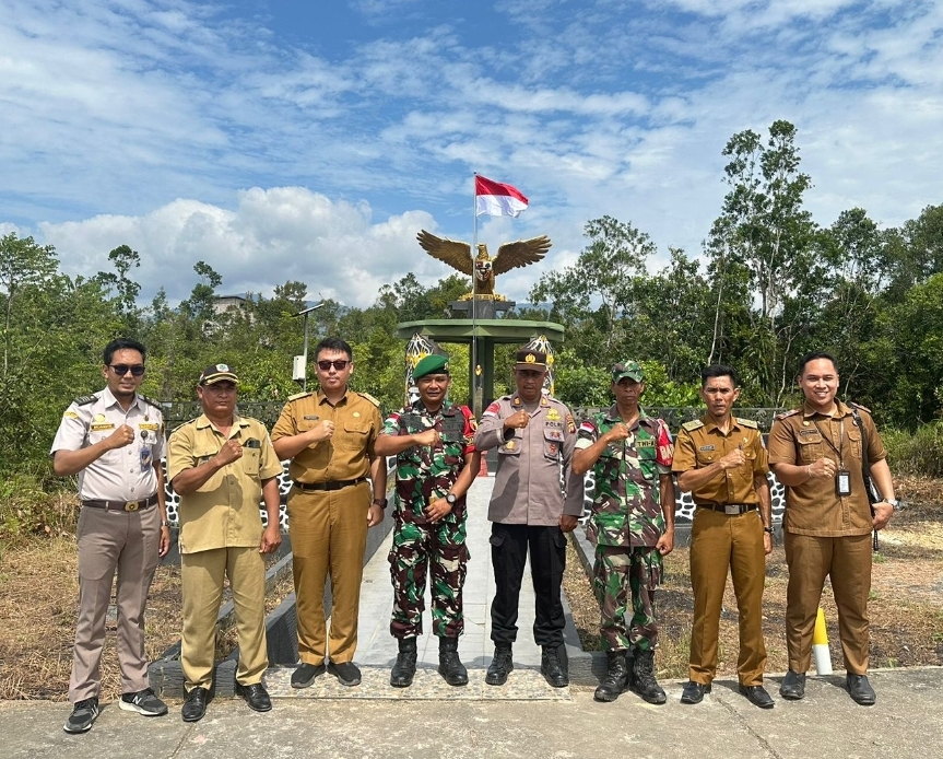 Pengibaran Bendera Merah Putih di Tugu Kedaulatan RI-Malaysia