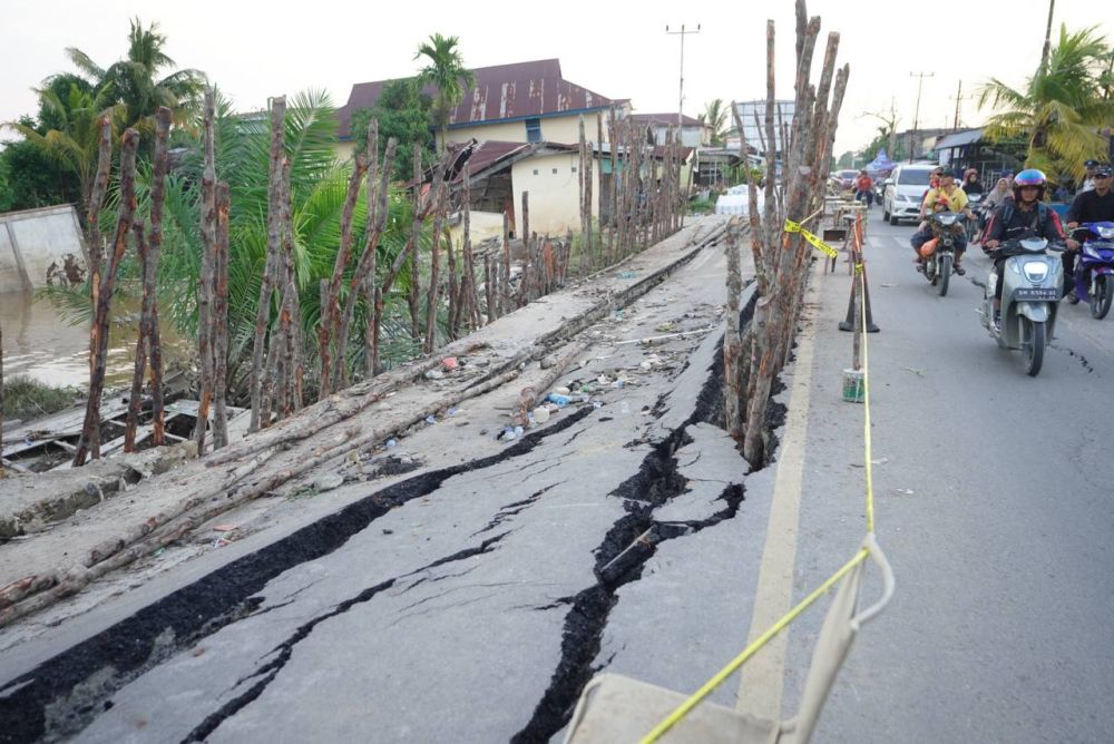 Atasi Jalan Amblas Akibat Abrasi Tembilahan, BPJN Riau Siap Datangkan Jembatan Bailey