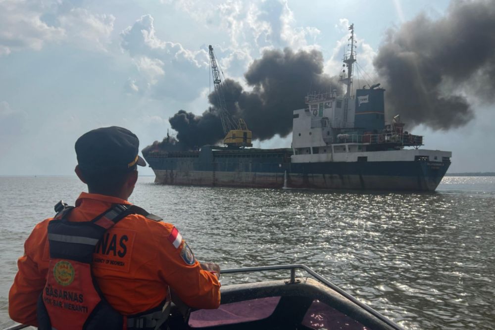 Kapal Bermuatan Sagu Terbakar di Perairan Kepulauan Meranti