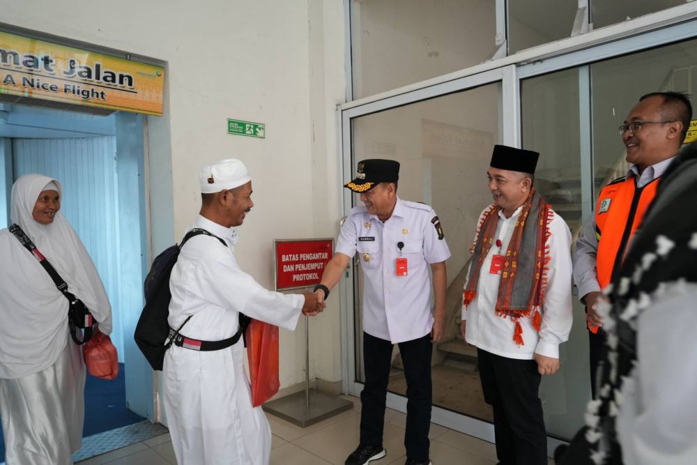 Pj Bupati Kampar Sambut Kedatangan 193 Jamaah Haji Kloter BTH 10