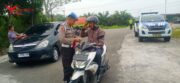 Polres Kuansing Bagikan Bendera Merah Putih kepada Personil dalam Rangka Menyambut Hari Kemerdekaan RI