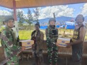 Satgas Yonif 323 Buaya Putih Berikan Sembako Sebagai Wujud Peduli Dengan Tokoh Masyarakat