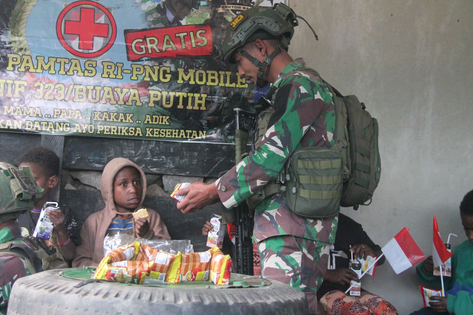 Senyum Ceria Anak-Anak Bersama Satgas Yonif 323 Buaya Putih