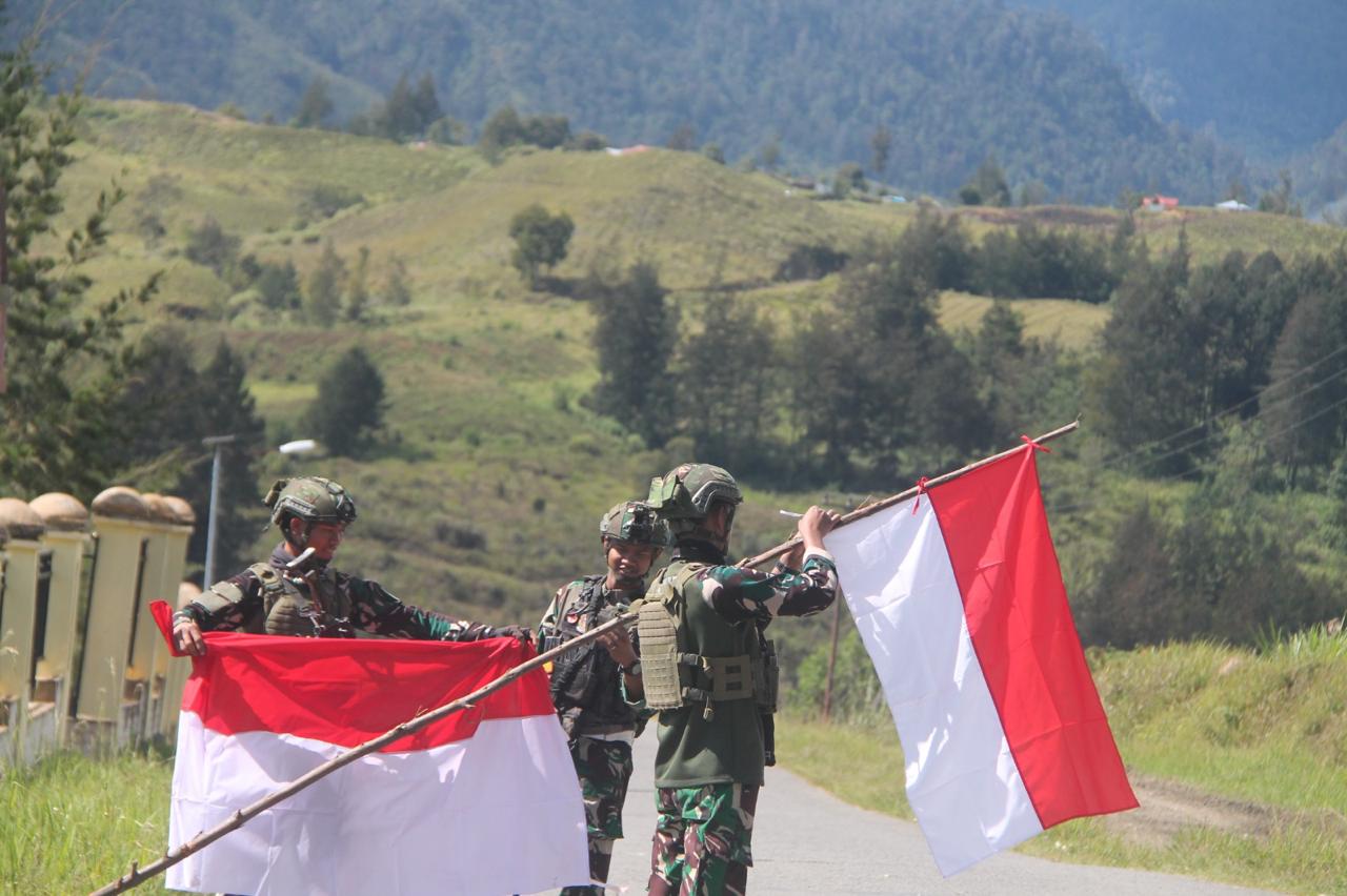 Jelang HUT RI Ke-79, Satgas Yonif 323 Kibarkan Merah Putih di Pedalaman Papua