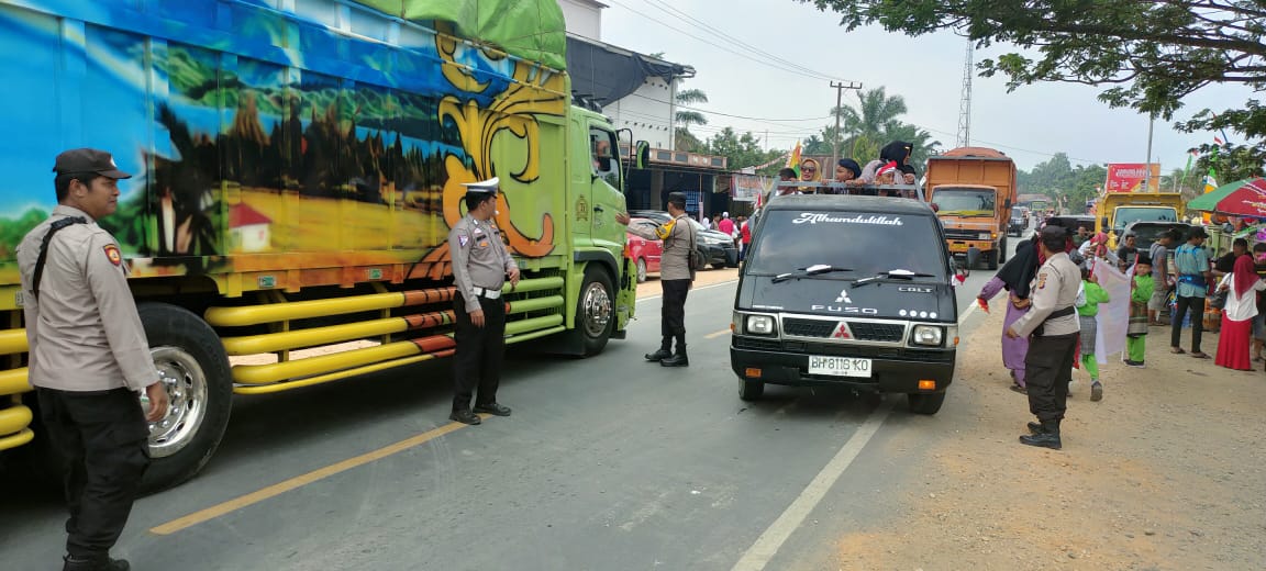 Polsek Singingi Hilir Amankan Kegiatan Karnaval Memeriahkan HUT RI ke-79 di Kecamatan Singingi Hilir