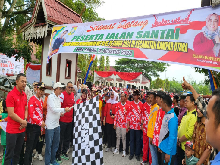 Asisten III Setda Kampar, Ir. Azwan M.Si bBuka Secara Resmi Gerak Jalan dalam Rangka HUT RI ke-79 di Kantor Camat Kampar Utara