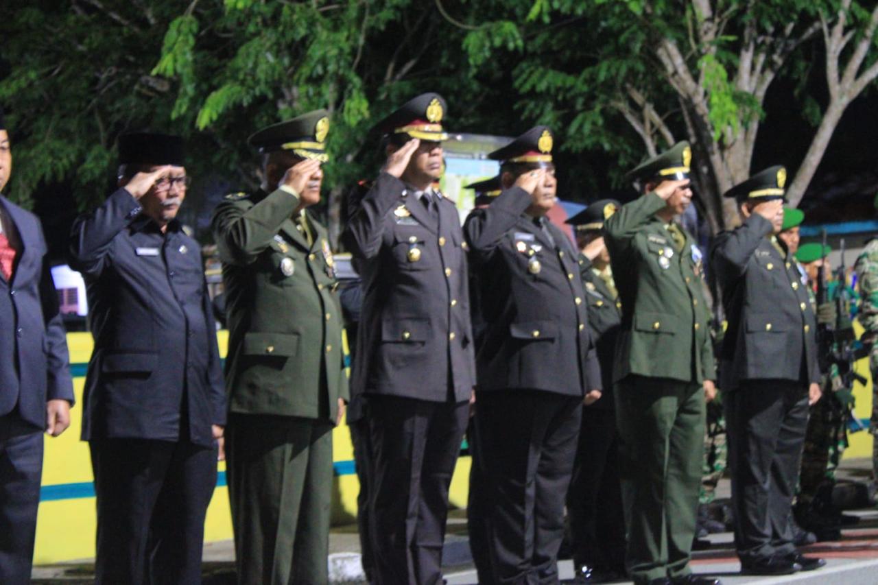 Kasdim 0322/Siak Hadiri Apel Kehormatan dan Renungan Suci di Makam Pahlawan Sultan Syarif Kasim XII