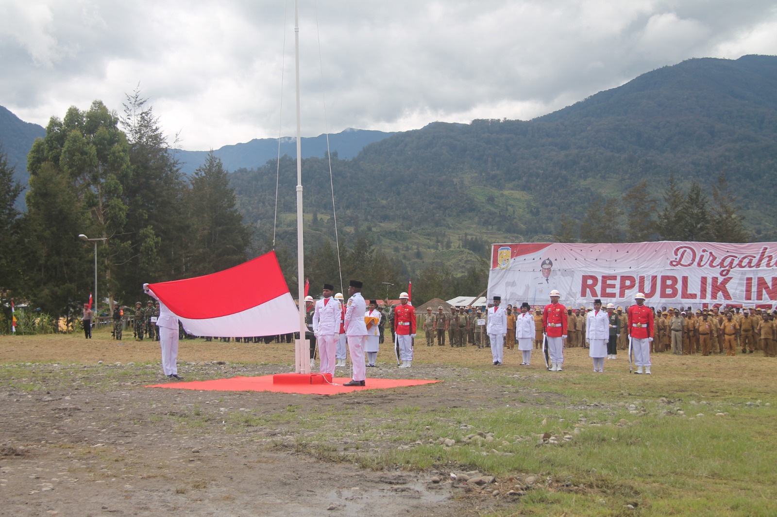 Satgas Yonif 323 Buaya Putih Ikuti Upacara Peringatan HUT RI Ke-79