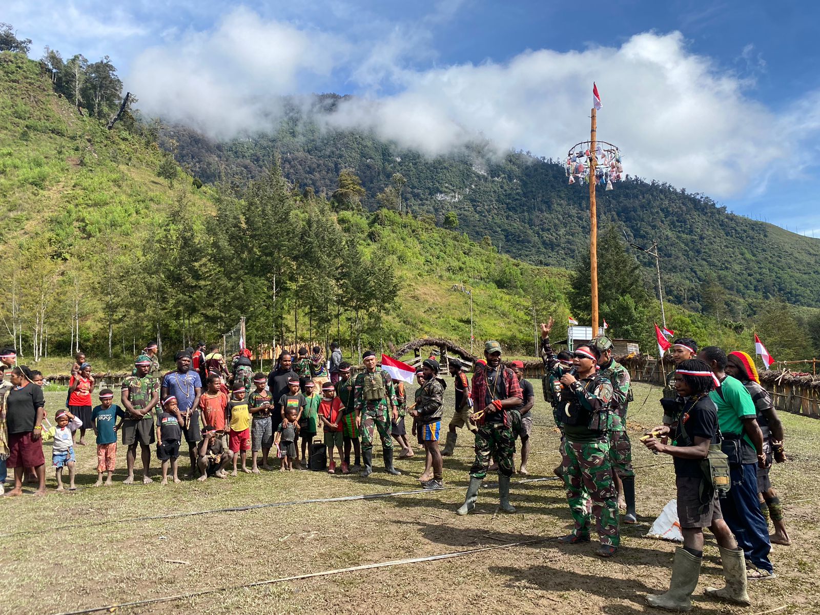 Satgas Yonif 323 Ajak Masyarakat Kampung Wuloni Meriahkan Perayaan HUT RI Ke-79