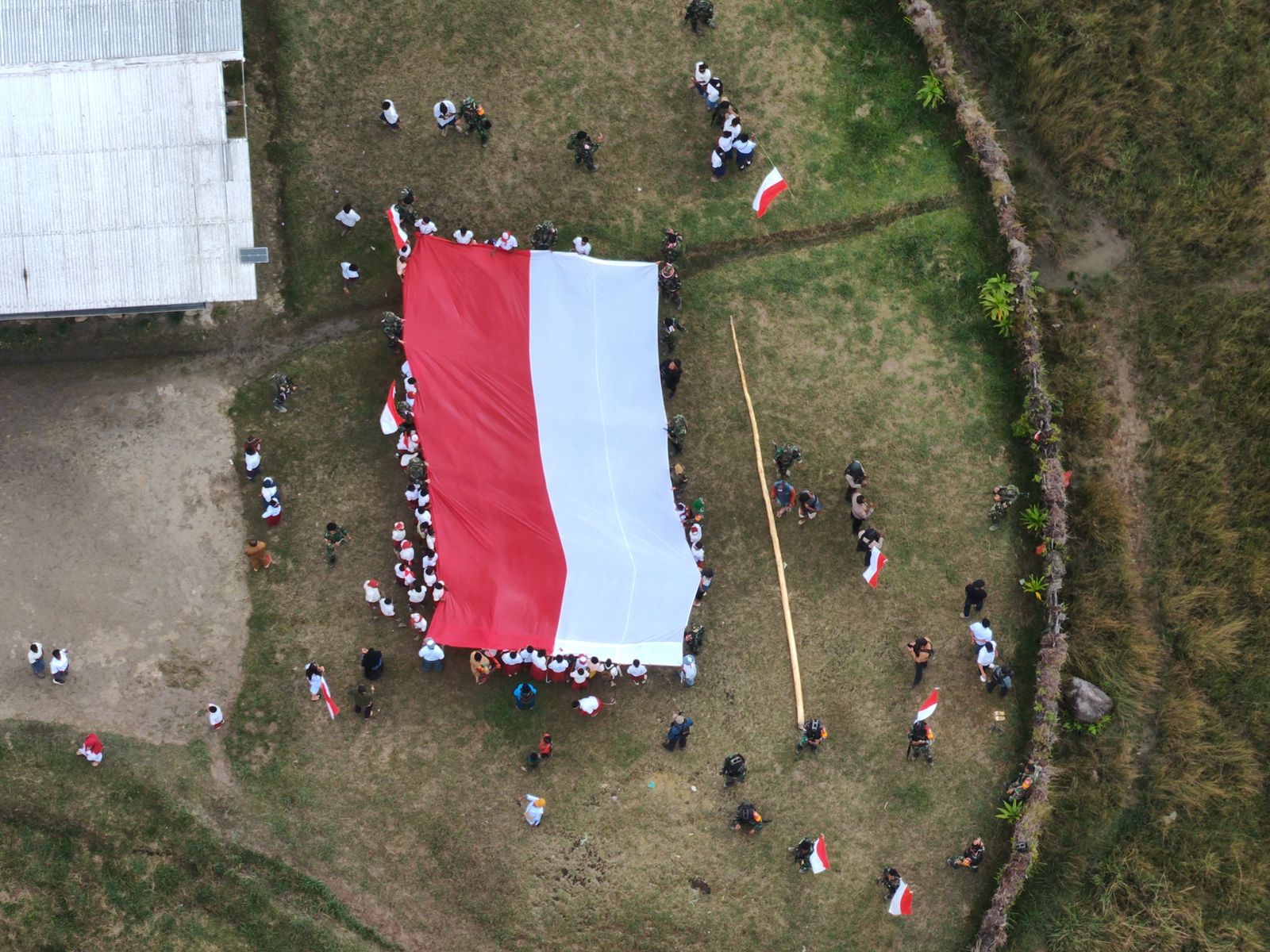 Kirab dan Pengibaran Bendera Merah Putih Raksasa Bukti Kedaulatan NKRI di Distrik Sinak