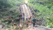 Satgas Yonzipur 5/ABW Bersama Warga Evakuasi Jembatan Ambruk