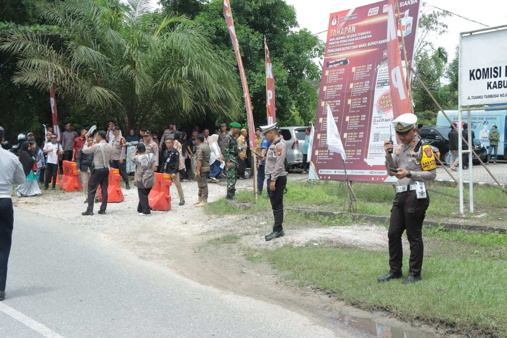 Urai Kemacetan Saat Pengantaran Paslon Bupati dan Wakil Bupati, Kasatlantas Polres Kampar Turun Tangan