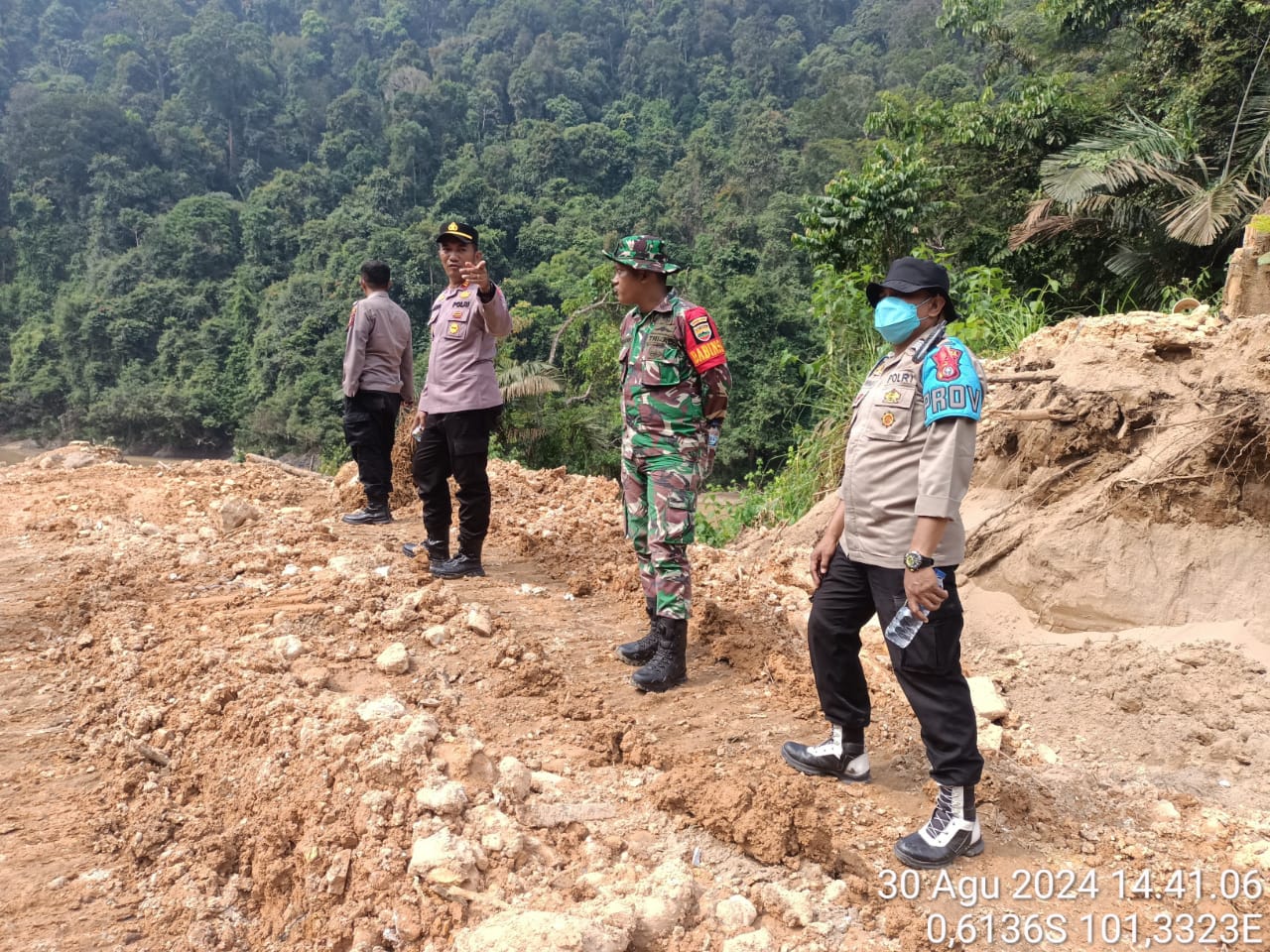 Kapolsek Hulu Kuantan Pimpin Pengecekan Aktivitas PETI di Kawasan Hutan Bukit Tabandang