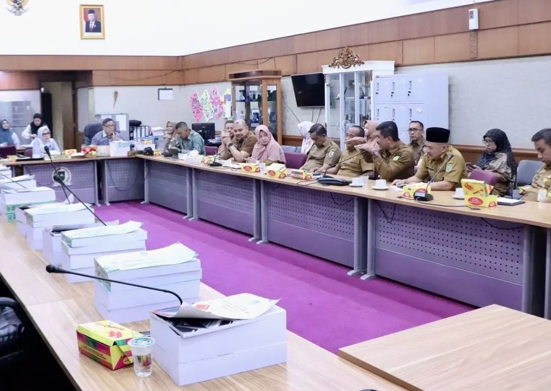 Rapat Pansus DPRD Provinsi Riau Tentang Ranperda Pengelolaan Sampah dengan DLHK Kabupaten/Kota Se-Provinsi Riau