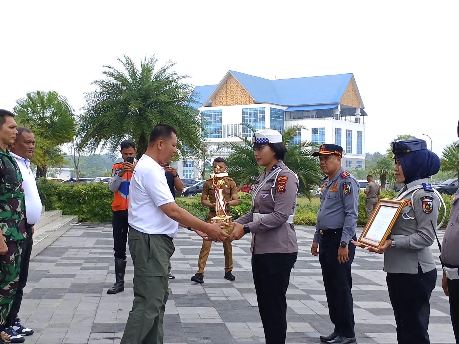 Sekdako Pekanbaru Terima Piala WTN di Kompleks Perkantoran Tenayan Raya