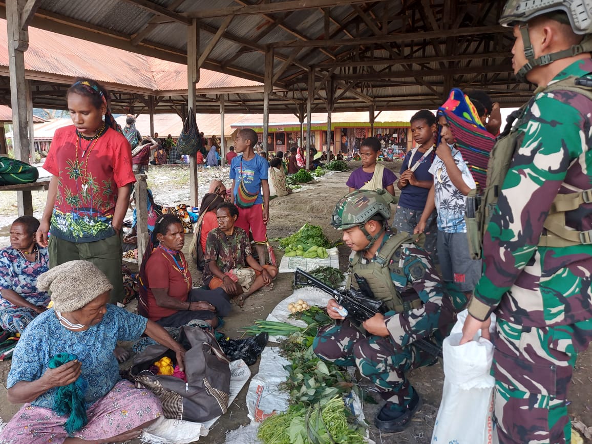 Bentuk Dukungan Terhadap Petani, Satgas Yonif 323 Borong Hasil Mama Papua