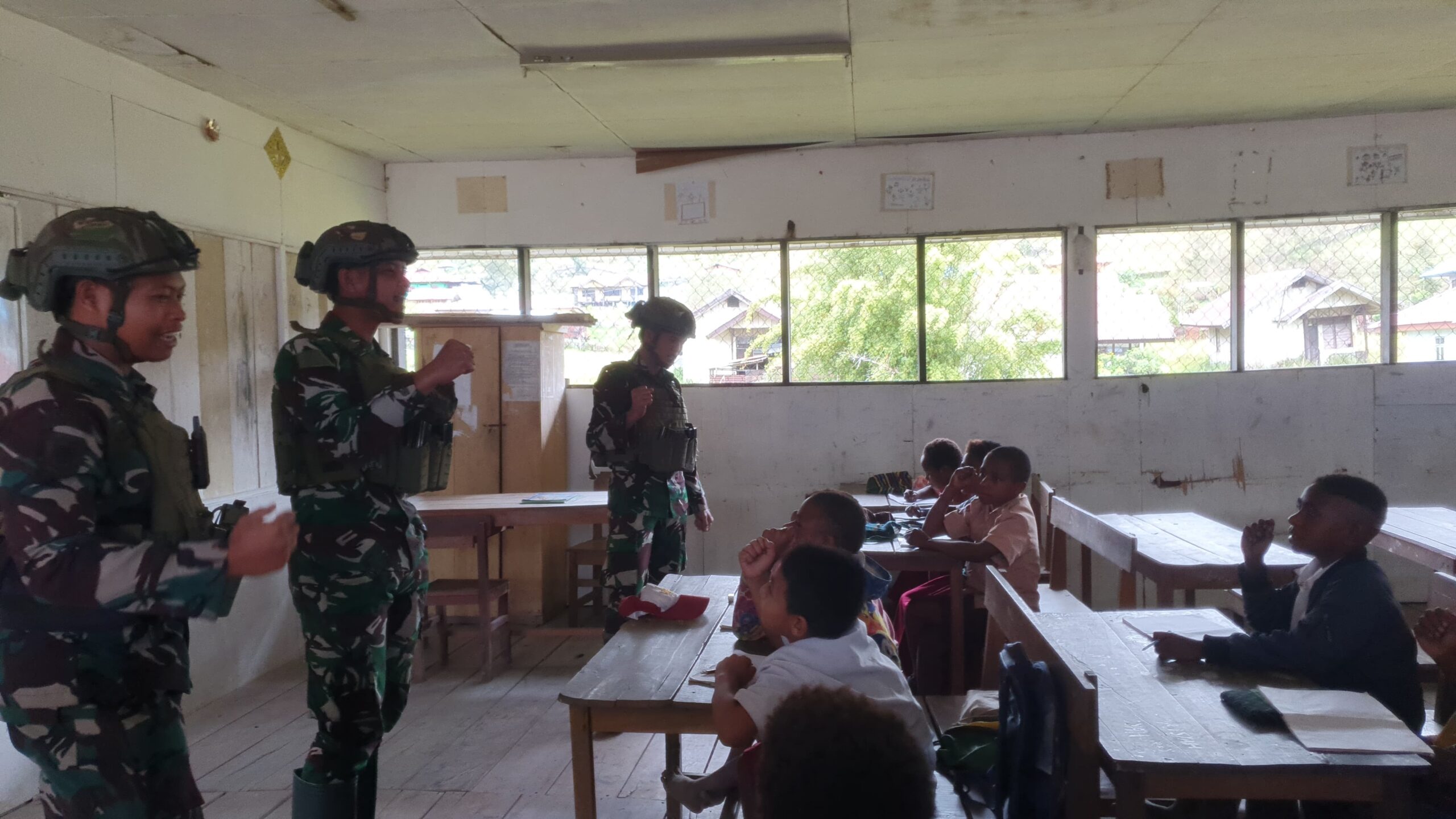 Ini Yang Dilakukan Satgas Yonif 323 Buaya Putih Untuk Bantu Pendidikan di Pedalaman Papua