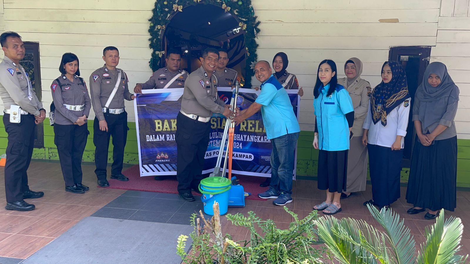 Patroli Dialogis, Satuan Samapta Polres Kampar Sampaikan Pesan Pilkada Damai di Muara Uwai