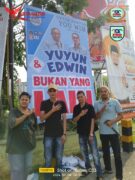 Jumat Berkah” Tim Pemenangan YouWin Bergerak Cepat Ganti Spanduk yang Rusak