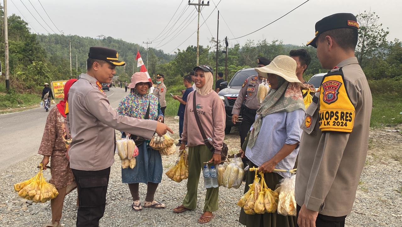 Sosok Darmawan, Kapolres Kampar Borong Dagangan Penjual Kacang 