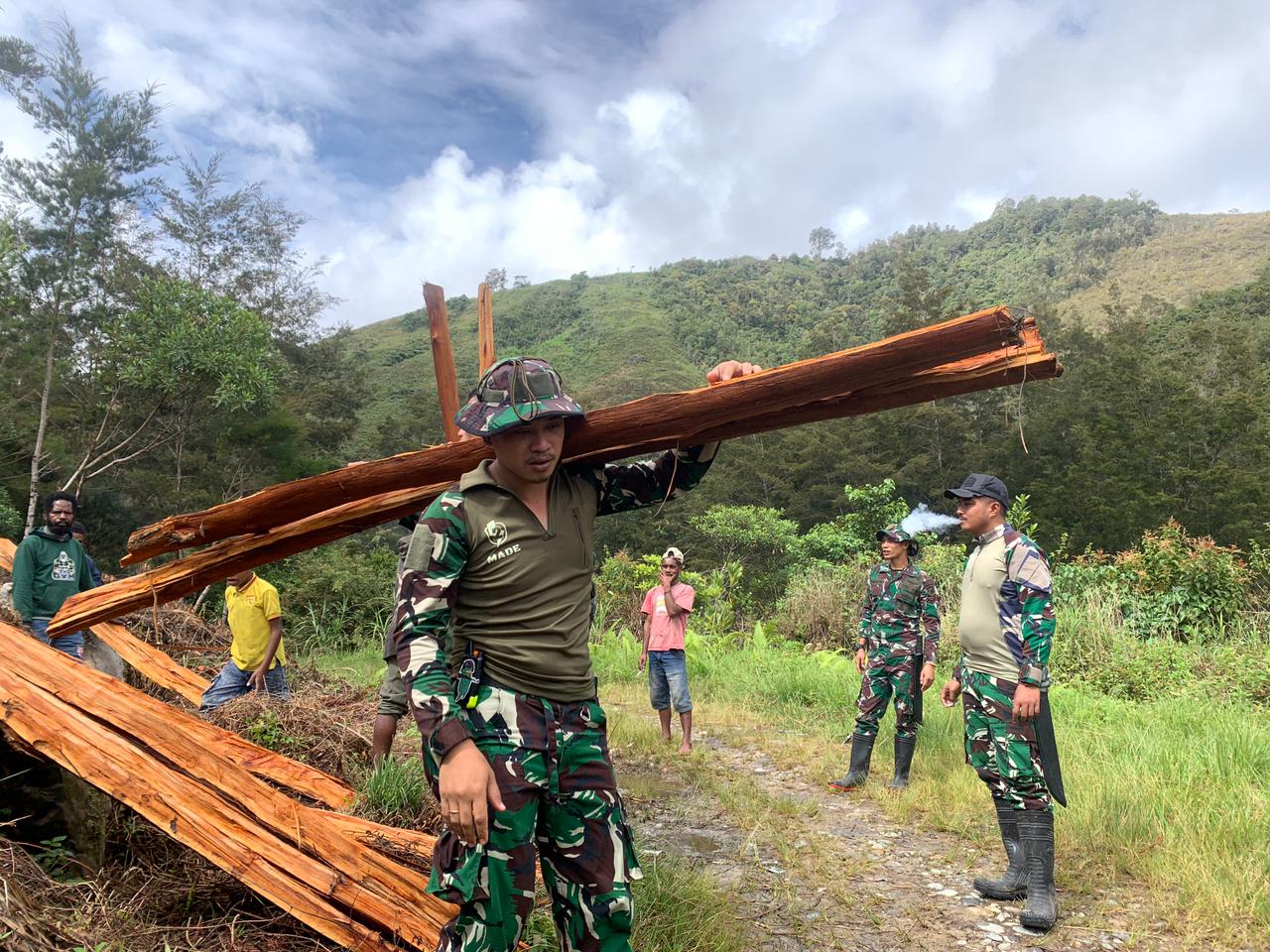 Bersama Masyarakat, Satgas Pamtas RI-PNG Yonif 641/Bru Melaksanakan Karya Bhakti