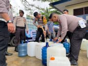 Rangka HUT Lalu Lintas ke-69, Satlantas Polres Kampar Bagi-bagi Air Bersih di Tapung Hulu