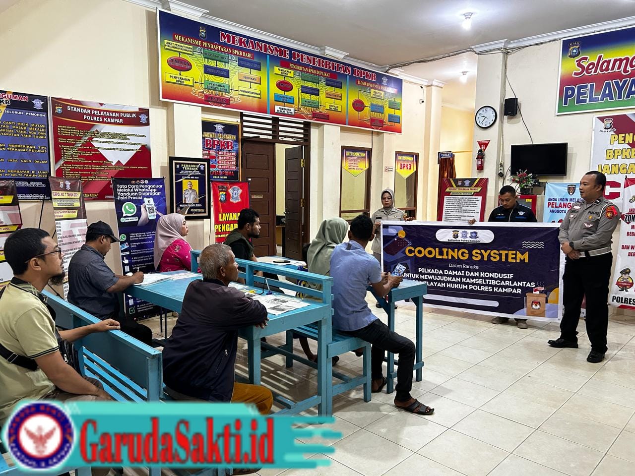 Sambangi Pengunjung Layanan SIM, Satlantas Sampaikan Himbauan Pilkada dan Tertib Berlalulintas 