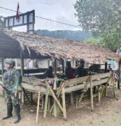 Satgas Yonif 642/Kps Berikan Pelayanan Kesehatan Bagi Masyarakat Distrik Teluk Etna