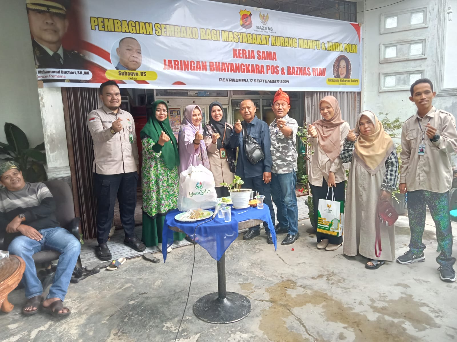 Baznas Provinsi Riau Bekerjasama Dengan Jaringan Bhayangkara Pos Membagikan Sembakob Gratis dan Uang Tunai