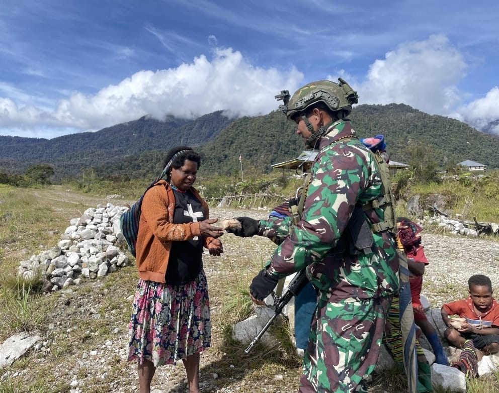 Satgas Mobile Yonif 323 Gencarkan Komsos ke Masyarakat Pedalaman Papua