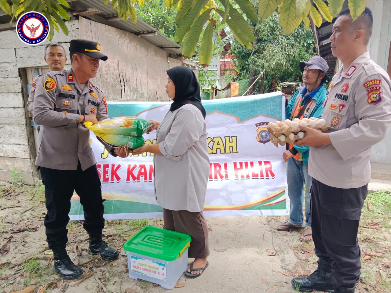 Jum’at Curhat, Kapolsek Kampar Kiri Hilir Bagi-Bagi Sembako Bagi Warga Kurang Mampu