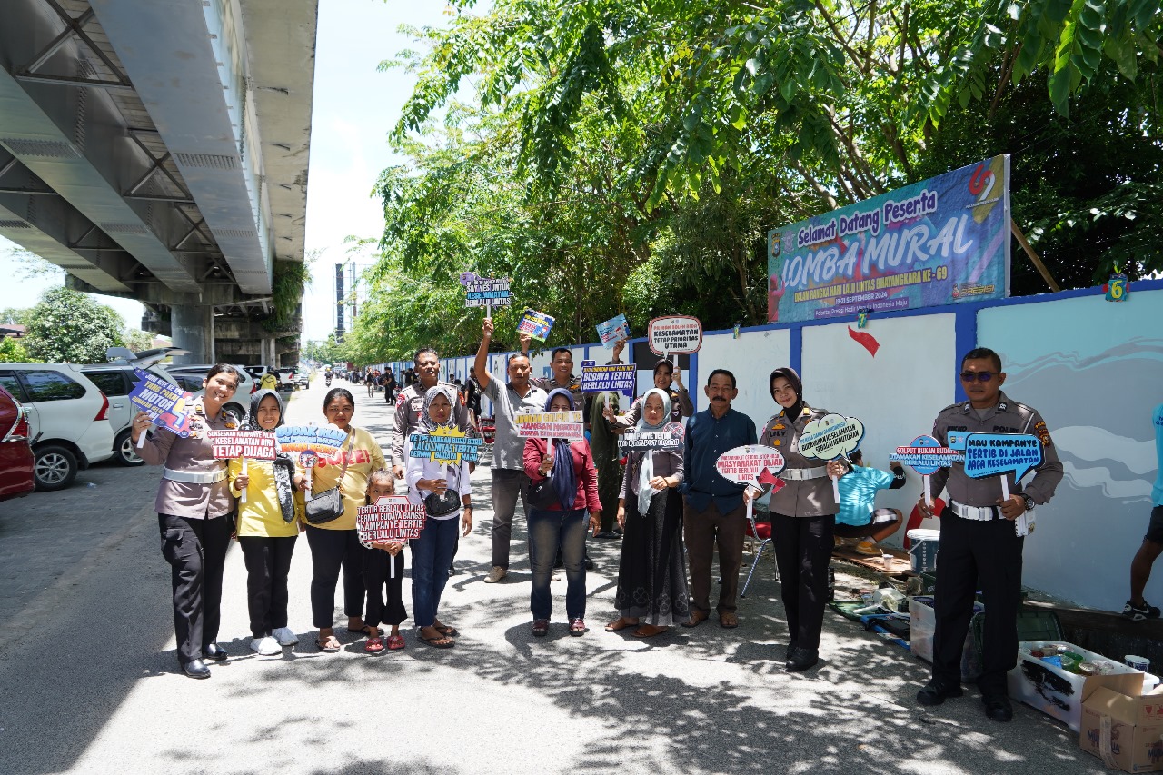 TIM COOLING SYSTEM DITLANTAS POLDA RIAU EDUKASI PENGUNJUNG & PESERTA LOMBA MURAL TERTIB BERLALU LINTAS DAN JANGAN PERCAYA HOAX