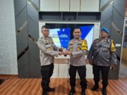 Kapolres Kuansing Serahkan Buku Saku Pedoman Netralitas Polri Pada Pilkada 2024 Dalam Rangka Operasi Mantap Praja LK 2024