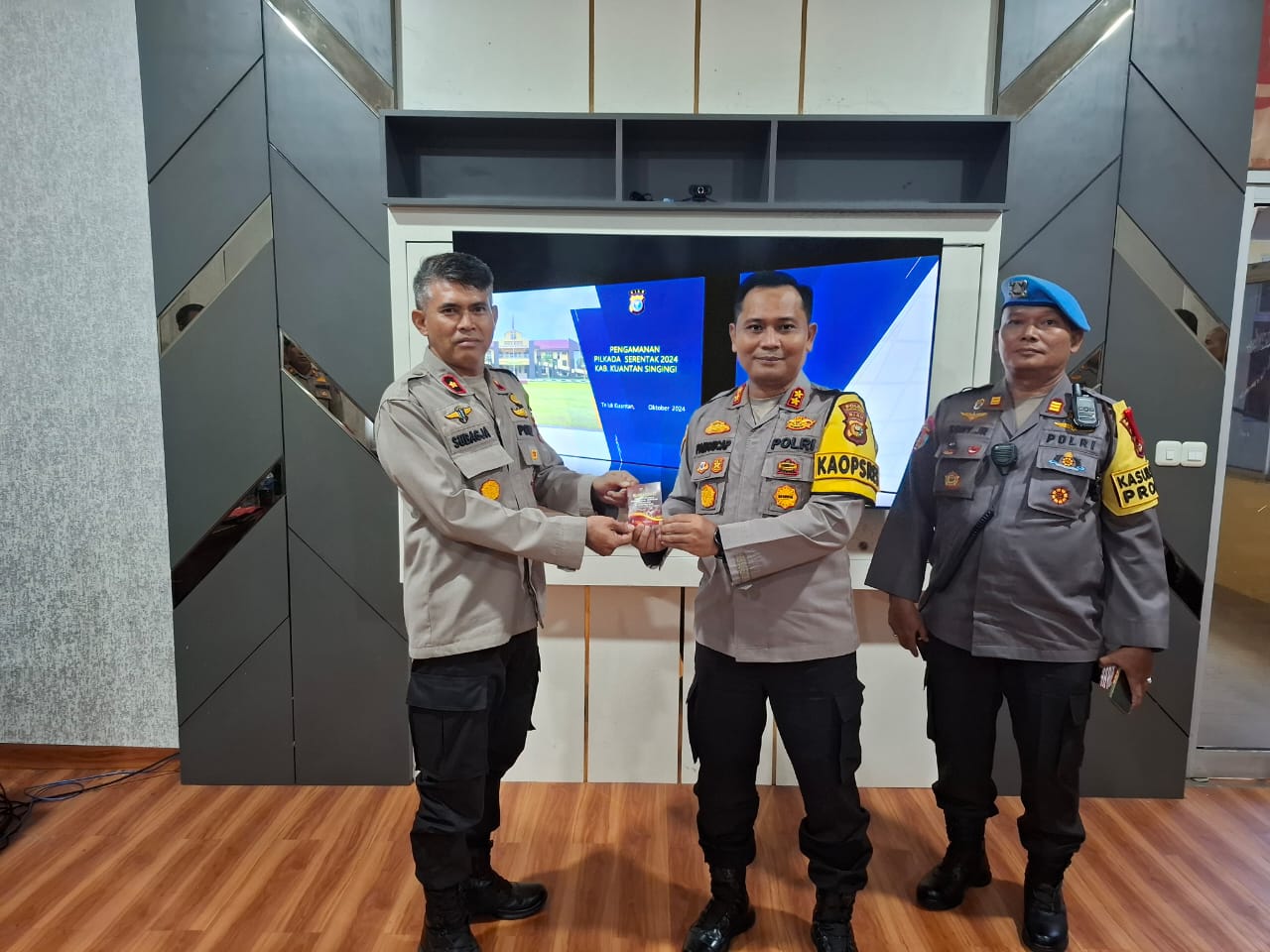 Kapolres Kuansing Serahkan Buku Saku Pedoman Netralitas Polri Pada Pilkada 2024 Dalam Rangka Operasi Mantap Praja LK 2024