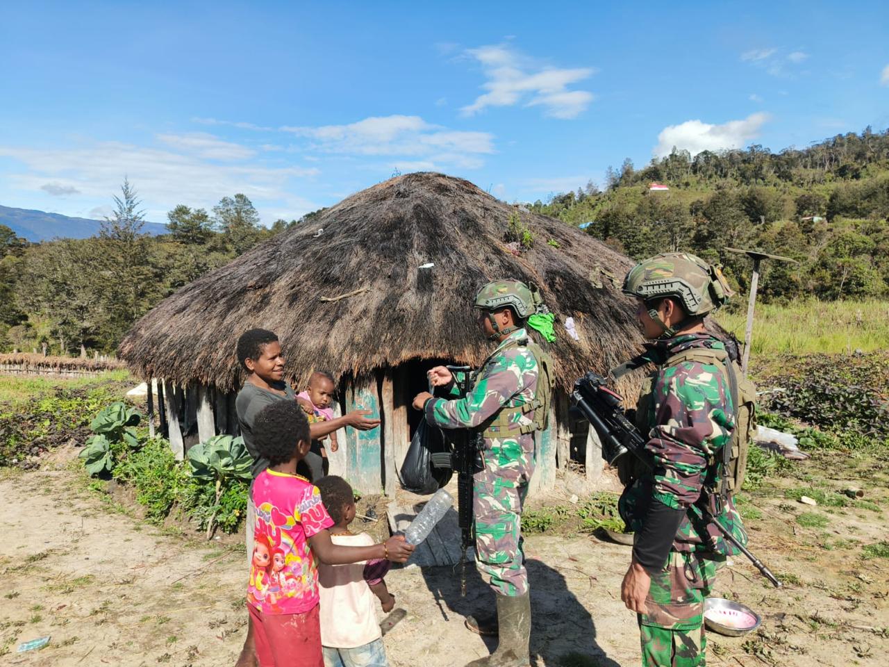 Satgas Yonif 323 Berbagi Kasih Dalam Rangka HUT TNI Ke-79 di Kampung Aminggaru