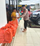 Jalin silaturahmi bersama masyarakat Polres Pelalawan gelar Jumat Berkah dengan membagikan Ratusan paket nasi kotak kepada jamaah masjid Nurul amal